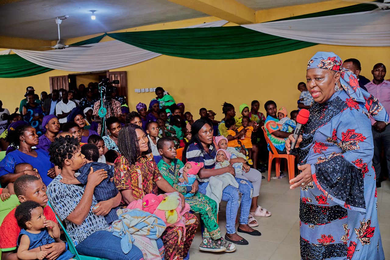 First Lady Doles Out Cash, Baby Accessories to Mothers of Multiple Birth Children In Akwa Ibom