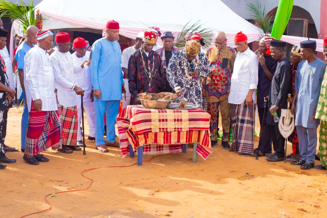 HRM EZE Chigaemezu Onwuchekwa (center cutting the yam) HRM Eze Sunday Emelike ( 4th left) Hon P.C. Mba ( 4th right) and others during the celebration of New yam festival of Umuhu ezechi ancient kingdom recently.