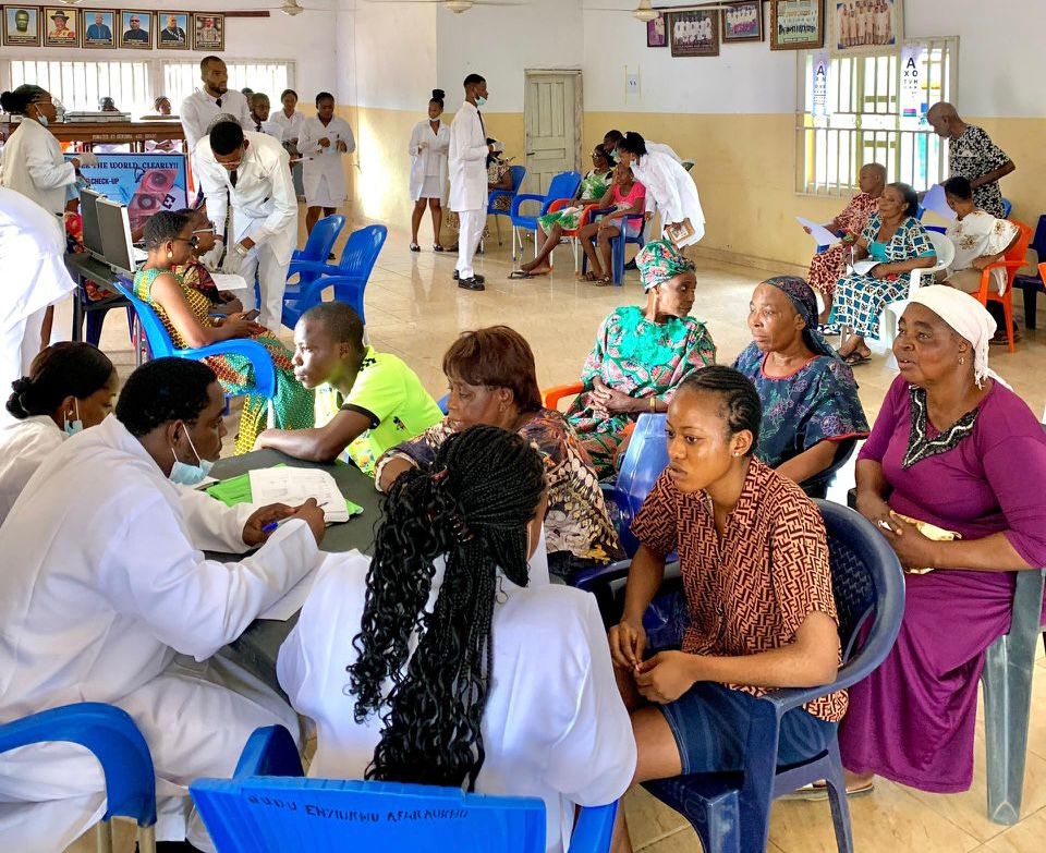 Abia State University Optometry Students Offer Free Eye Care Services to Enyiukwu Community