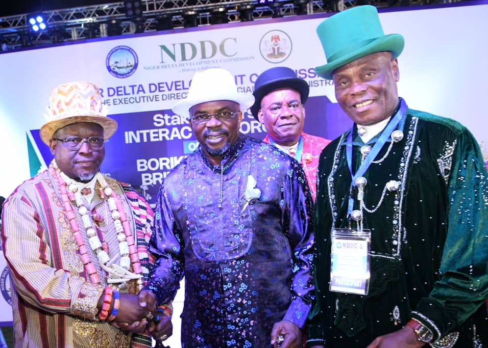 Second from left is the Director of Finance and Administration of NDDC, Alabo Boma Iyaye, in a handshake with the Amayanabo of Kirike Kingdom, Okrika, King Tamuno-Omisiki Opuiyo (left), during a stakeholders’ interactive forum on the Borikiri-Okrika Bridge project. Third from right is the Amanyanabo of Bolo Kingdom, King Micah Acheseinimie Frank.