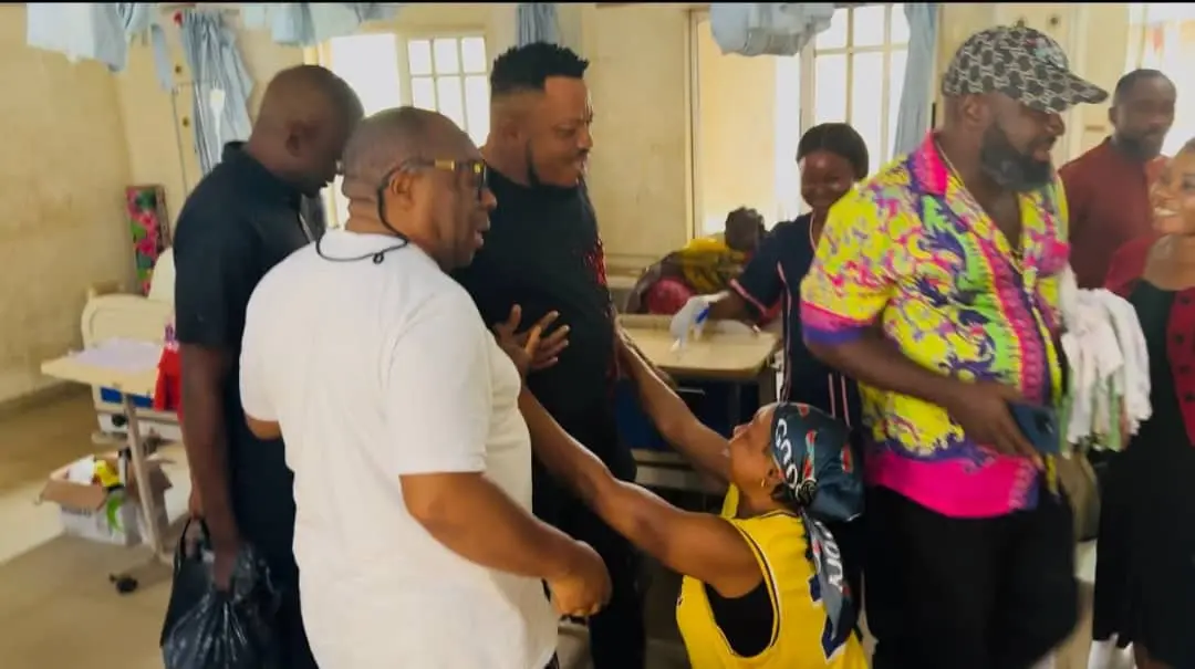 Patient's relative, expressing joy and gratitude to Chief Etomchukwu Ubah (Toscana) for offsetting their bills at FMC Umuahia, while CMD, FMC Umuahia, Prof Azubuike Onyebuchi (on White T-shirt) watches keenly.