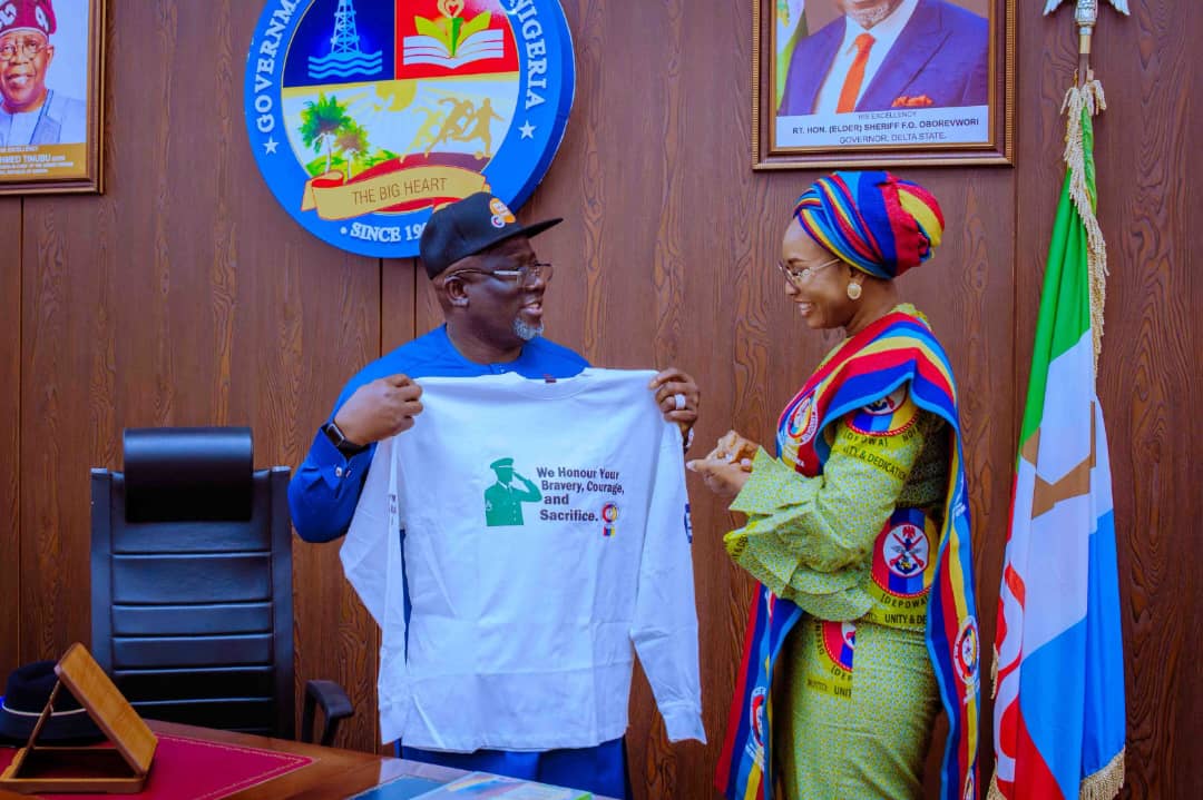 Delta State Governor, Rt. Hon. Sheriff Oborevwori (left) receives a souvenir from Mrs. Oghogho Musa, President of the Defence and Police Officers Wives Association (DEPOWA) and wife of the Chief of Defence Staff, during a courtesy visit to Government House, Asaba.
