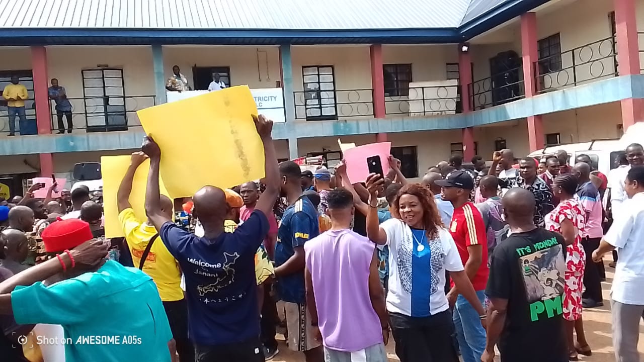 Umuahia Residents Storm EEDC Office, Govt House, Protest "Outrageous" Hike in Electricity Tariff