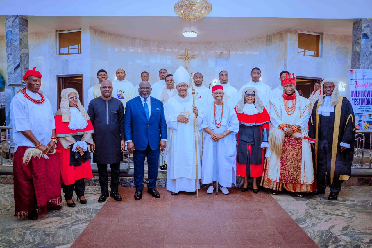 Delta State Governor, Rt. Hon. Sheriff Oborevwori (4th left), with Bishop of Issele-Uku Catholic Diocese, Rt. Rev. Michael Odogwu Elue (middle), Speaker of the State House of Assembly, Rt. Hon. Emomotimi Guwor (3rd left), Chief Judge of Delta, Justice Tessy Diai (3rd right), and other dignitaries during the thanksgiving mass heralding the new legal year in Asaba.