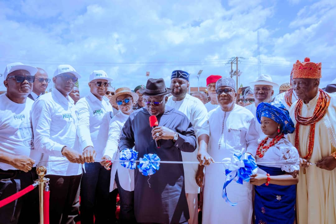 Governor Sheriff Oborevwori of Delta State (5th left) cuts the ribbon to commission the NDDC Delta State Office in Edjeba, Warri. He is flanked by Executive Director Projects, Sir Victor Antal (left); NDDC Chairman, Mr. Chiedu Ebie (2nd left); MD of the Commission, Chief Samuel Ogbuku (3rd left); Hon. Erhiatake Ibori-Suenu, Chair, House Committee on NDDC (4th left); Senator Asuquo Ekpenyong, Chair, Senate Committee on NDDC (4th right); Minister of Regional Development, Engr. Abubakar Momoh (3rd right); Speaker of Delta State House of Assembly, Rt. Hon. Emomotimi Guwor (2nd right); and the Orodje of Okpe, HRM Major-General Felix Mujakperuo (Retd.).