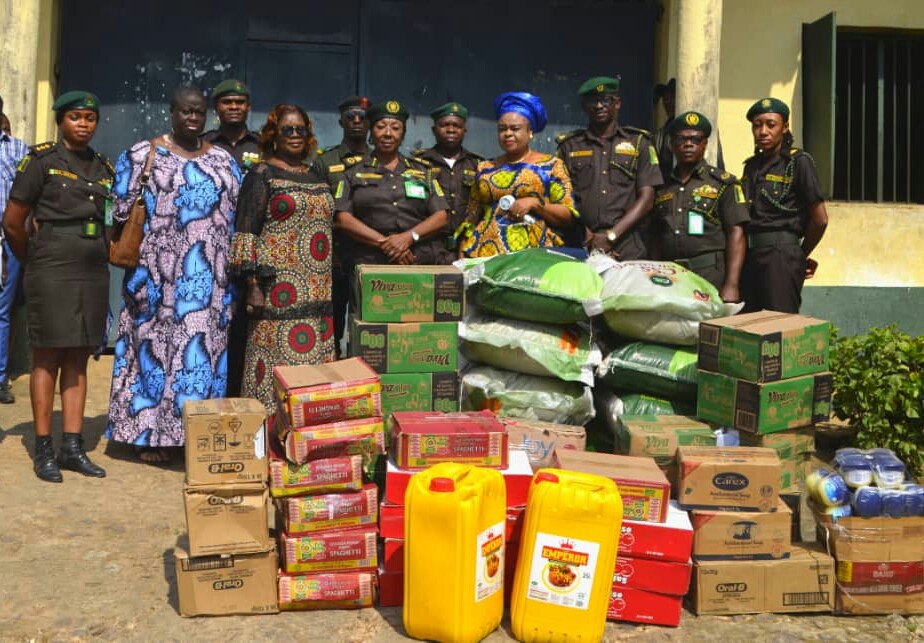 Rep. Of the wife of Abia Governor, Mrs. Chinenye Nwaka(3rd L) Comptroller of Nigeria Correctional Service, Abia command Nwanyanwu Blessing Ifeoma (3rd R) and others during the visit
