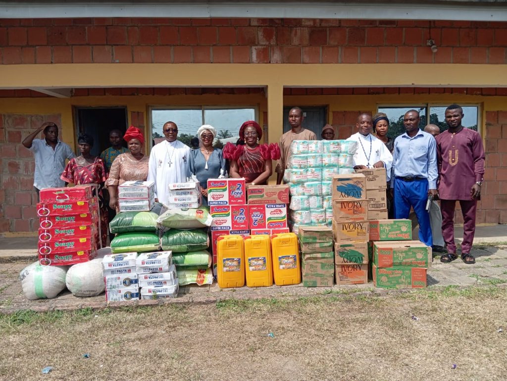 Rev. Kenneth Nwaubani of Amaudo Foundation( 3rd L) Rep. Of the wife of Abia Governor Dr. Maureen Aghukwa, P/Sec. Min. of women affairs, Mrs. Ogechi Oguama and others during the visit